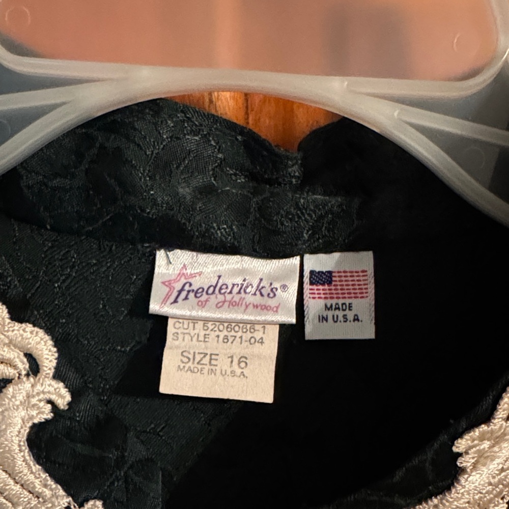 Elegant Hunter Green Dress with Antique White Lace Detail - Picture 3 of 12